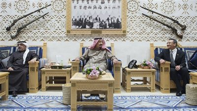 في قصر العوجا.. الملك سلمان يستقبل ولي عهد البحرين ووزير الدفاع الماليزي (صور)