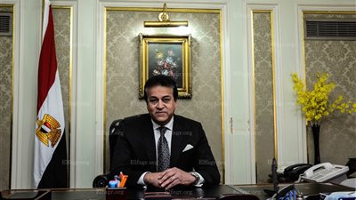 وصول وزير التعليم العالي إلى ديوان عام الوزارة (صور)