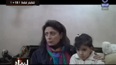 شاهد.. رد فعل زوج على اغتصاب زوجته أمام أعينه (فيديو) 