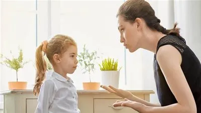 الإيماءات والإشارات وسيلة فعالة لتربية طفل سوي