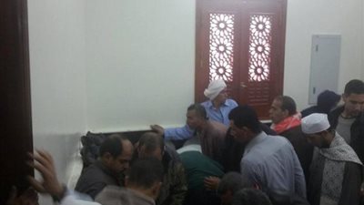 عقب سرقة الأحذية من المسجد في حضور وزير الأوقاف..رواد 