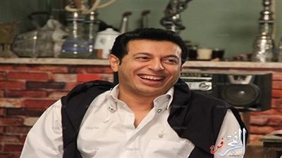 مصطفي شعبان يهدي جائزته من 