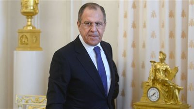 لافروف يسقي صحفيين فودكا