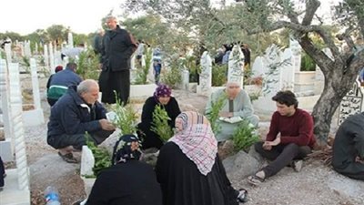 حكم زيارة المرأة للمقابر في فترة الحيض (فيديو)