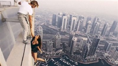 شرطة دبي تستدعي عارضة أزياء روسية لالتقاطها سيلفي 