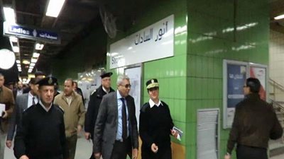 جولة مفاجئة لمدير شرطة النقل والمواصلات على محطات المترو (صور)