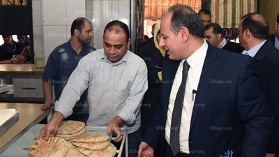 محافظ الإسكندرية يتفقد المخابز في أولى جولاته الميدانية ويتأكد من جودة وسعر الخبز (صور)