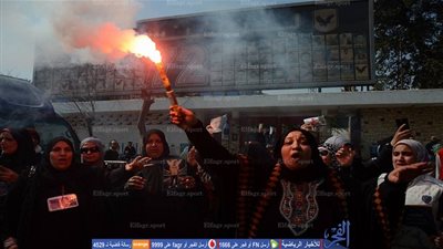 أهالي شهداء الأهلي يشعلون الشماريخ أمام مقر النادي (فيديو وصور)