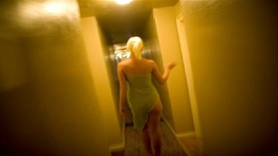 القبض علي روسية في أحضان ألماني في شقة بالرحاب