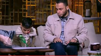 شاهد.. طفل ولد بدون أطراف ويكتب عن طريق زجاجة