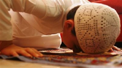 هل يجوز أن تؤدي الصلاة بدلا من والدك؟ (فيديو)
