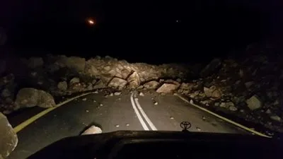 انهيارات صخرية تغلق عقبة 