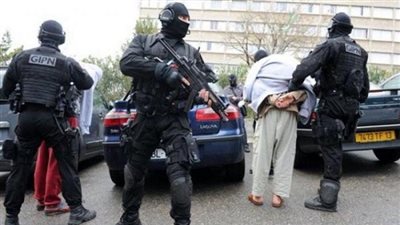 اعتقال 3 أشخاص للاشتباه في تنفيذ هجمات داخل فرنسا