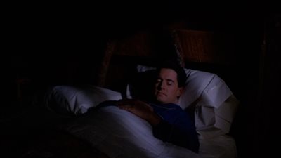 حتى تنام جيداً.. اليك 5 أطعمة تجنب تناولها ليلاً !