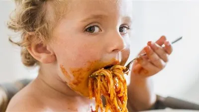 دراسة: السماح للأطفال باللعب بطعامهم يشجعهم على أكل صحي