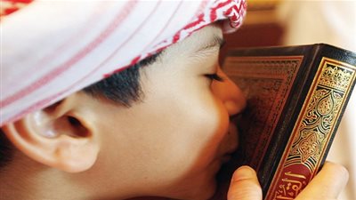 حكم تقبيل المصحف بعد الانتهاء من الورد اليومى