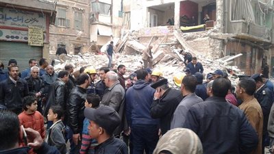 خروج مصابة من المستشفى في واقعة إنهيار عقار 