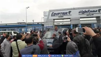 لحظة خروج جثمان عمر عبد الرحمن من مطار القاهرة (صور)