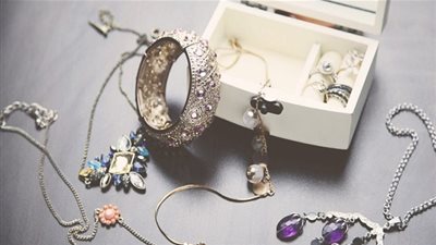 بهذه الطرق حافظي على بريق مجوهراتك!