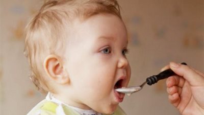 الزبادي والمكسرات أسلحة قوية لمواجهة مشاكل الهضم لدى أطفالك