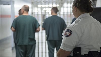 شركات السجون الخاصة تشيد بسياسات ترامب الجديدة حول الهجرة 