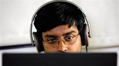 هل يصح سماع القرآن أثناء العمل؟