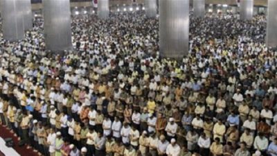 كيف يصلى من جاء متأخرا وراء الإمام  في صلاة الجمعة؟ (فيديو)