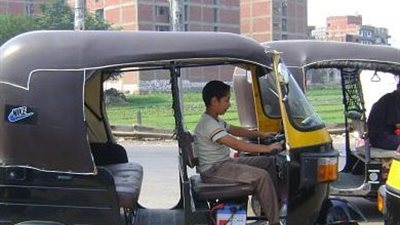 أب يكبل نجله بعمود إنارة بالدقهلية لتأديبه