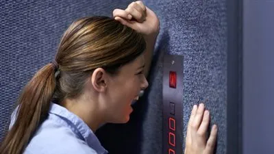 ماذا تفعل إذا كنت محتجزاً في مصعد او سقط بك ؟