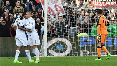 باكا يقود ميلان لفوز صعب على ساسولو بالدوري الإيطالي 