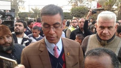 بالتفاصيل.. هكذا خدع مستشار السيسي المزيف المسؤولين (فيديو)