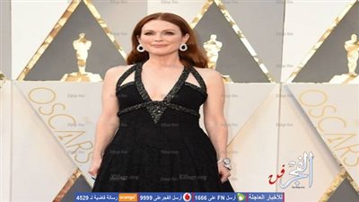 النجمة جوليان مور تصل لريد كاربت حفل توزيع جوائز 