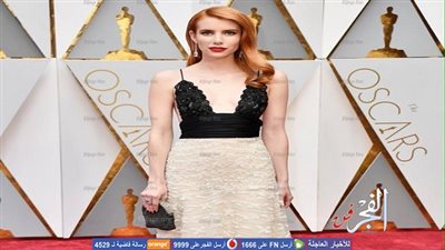 إيما روبيرتس بإطلالة جذابة بريد كاربت حفل 