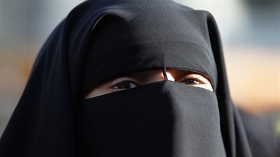 حكم الشرع في النقاب.. وهل يجوز خلع الحجاب؟ (فيديو)