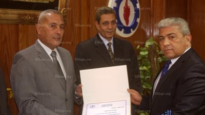 محافظ السويس يكرم 10 ضباط متميزين بمديرية الأمن (صور)