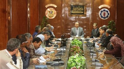 محافظ السويس يعلن إنشاء مواقف وساحات انتظار جديدة وتطوير الأسواق والحدائق العامة