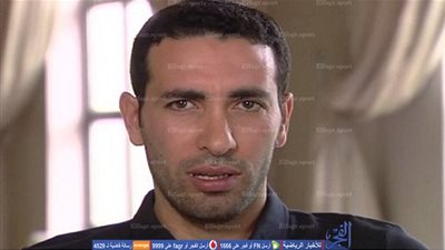 أبوتريكة يتلقى واجب العزاء في فندق الإقامة