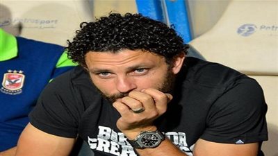 حسام غالي وعماد متعب ومؤمن زكريا يصلون عزاء والد محمد أبوتريكة (فيديو)