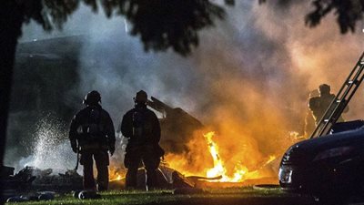 قتلى وجرحى جراء سقوط طائرة على منزل بكاليفورنيا (صور)