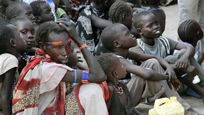 عشرات الآلاف 