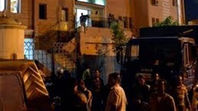 تجمهر أهالي أوسيم أمام مدرسة 