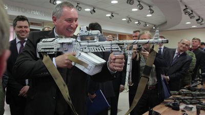 نائب رئيس الوزراء الروسي يأمل بتوسيع أنواع التقنيات العسكرية الروسية الموردة لمصر