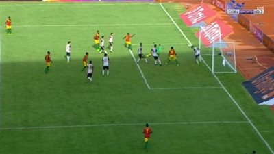 إنقاذ أسطوري لمدافع منتخب الشباب على طريقة حمادة طلبة (فيديو)