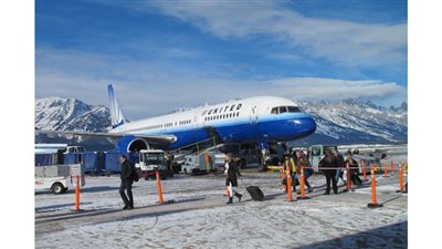 عاصفة رعدية تقصف مدرج مطار بنيويورك.. وتؤدى لإغلاقه