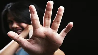  في مشهد مروع.. مواطن سعودي يعذب خادمته بوحشية ! (فيديو) 