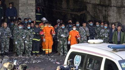 مقتل 8 أشخاص وفقدان 20 آخرين إثر انهيار منجم غرب أوكرانيا