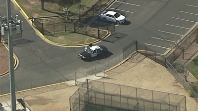 الشرطة الأمريكية تطارد مشتبه بإطلاق ضد سيارة أمنية