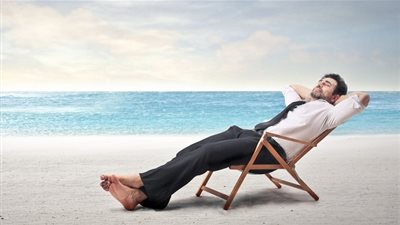 وظيفة الأحلام.. استرخ في الفراش وتناول 