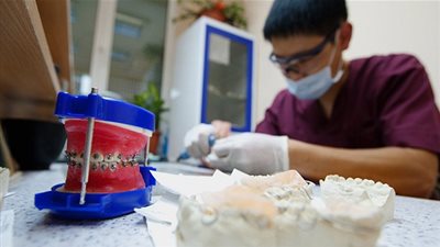 ضبط نجار يعمل طبيب أسنان في السعودية