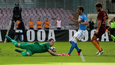 نابولي يتربص بروما في صراع الوصافة في الدوري الإيطالي